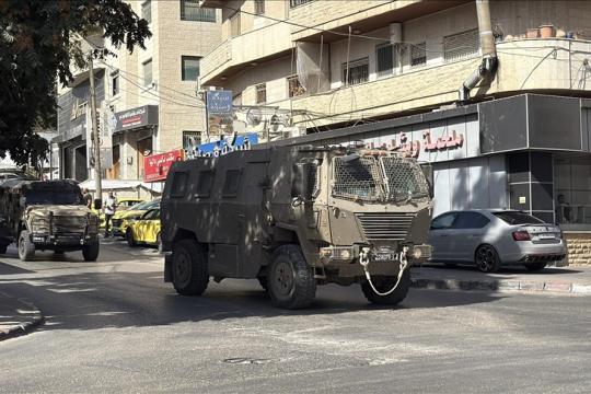 اقتحام إسرائيلي لنابلس: اعتقال 3 فلسطينيين وإصابة رابع خلال مواجهات