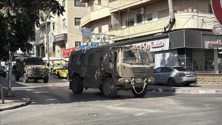 الجيش الإسرائيلي يشن حملة واسعة في شرق وغرب نابلس وسط إطلاق نار وانفجارات واستهداف منازل فلسطينية