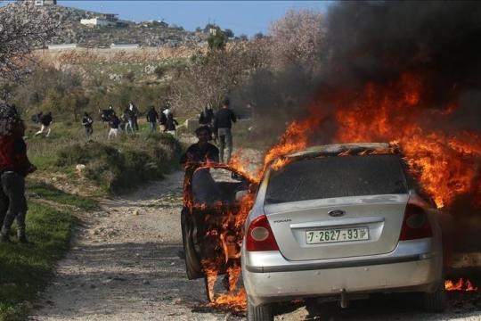 مستوطنون يحرقون عدة مركبات في ورشة بقرية الجبعة غرب بيت لحم