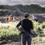فيديو يوثق اعتداء مستوطن إسرائيلي على متضامنة بالضفة
