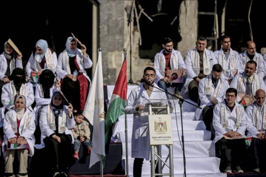 الصحة في غزة تخرّج 168 طبيبًا من حملة البورد الفلسطيني