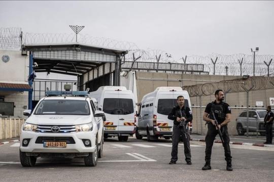 أكثر من 9 آلاف أسير فلسطيني في السجون الإسرائيلية يواجهون التعذيب والتجويع