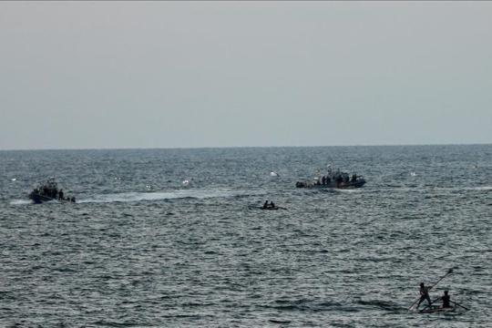 الجيش الإسرائيلي يهاجم قوارب الصيادين في غزة ويعتقل خمسة منهم