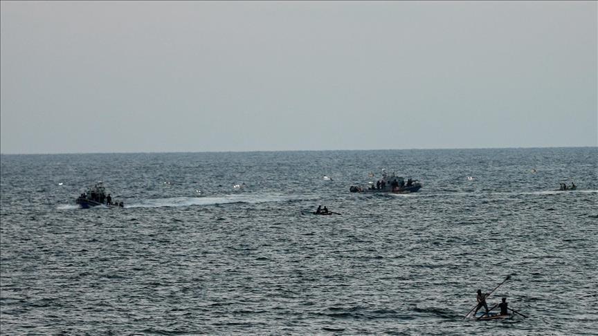 قوات البحرية الإسرائيلية تستهدف الصيادين قبالة الشاطئ ودير البلح رغم اتفاق وقف إطلاق النار