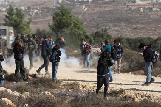 اعتداءات إسرائيلية ومستوطين متصاعدة بالضفة الغربية تشمل اقتحامات، اعتقالات وتدمير ممتلكات