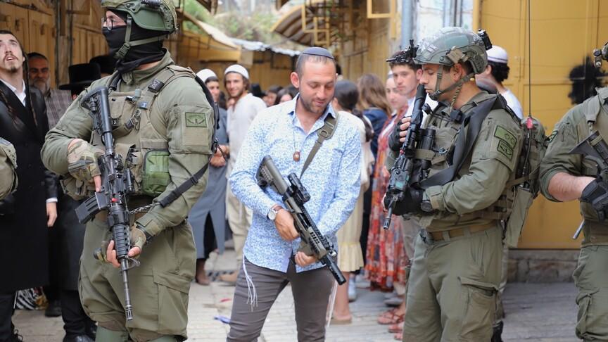 تامير باردو ينتقد عنف المستوطنين بعد جولة ميدانية ويشبّه المشاهد بأحداث تاريخية مأساوية