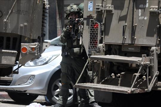 إصابة عاملين فلسطينيين برصاص الاحتلال قرب الجدار الفاصل شمال القدس