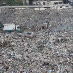 تكدس 700 ألف طن من النفايات في غزة يهدد بتفشي أمراض خطيرة وسط حصار خانق