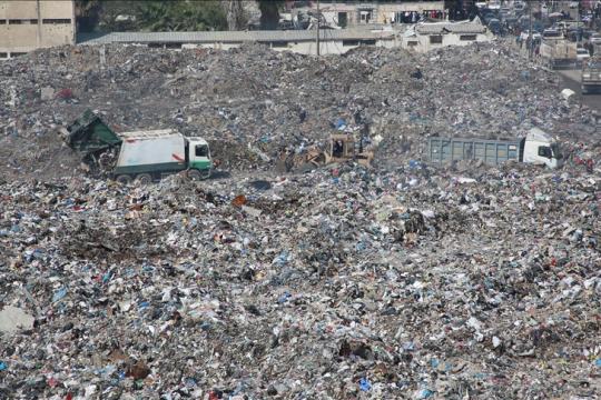 تكدس 700 ألف طن من النفايات في غزة يهدد بتفشي أمراض خطيرة وسط حصار خانق