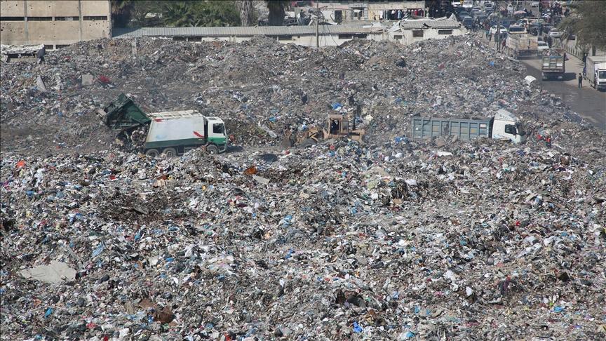 مسؤولون صحيون يحذرون من كارثة بيئية وصحية مع تعطل البلديات ومنع إسرائيل الوصول إلى المكبات المركزية