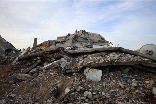 انتشال جثماني طفلتين إثر انهيار منزل متضرر شمالي غزة