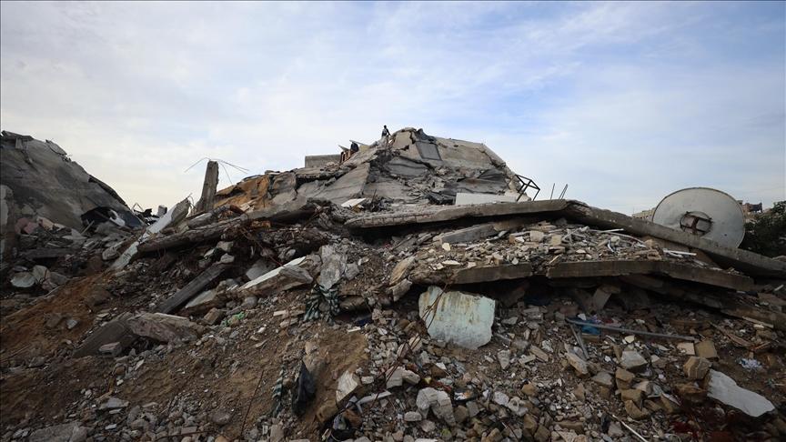 الدفاع المدني يواصل البحث عن والدَي الطفلتين تحت أنقاض مبنى منهار في حي الشيخ رضوان