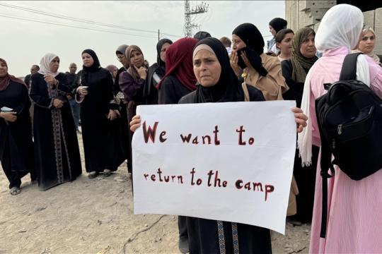 نازحون من مخيم نور شمس يطالبون بالعودة إلى بيوتهم المدمرة شمالي الضفة الغربية