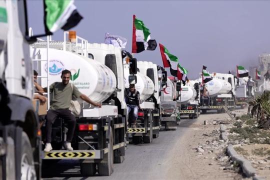 وصول سفينة إماراتية محملة بمساعدات عاجلة إلى ميناء العريش تمهيداً لإرسالها إلى غزة