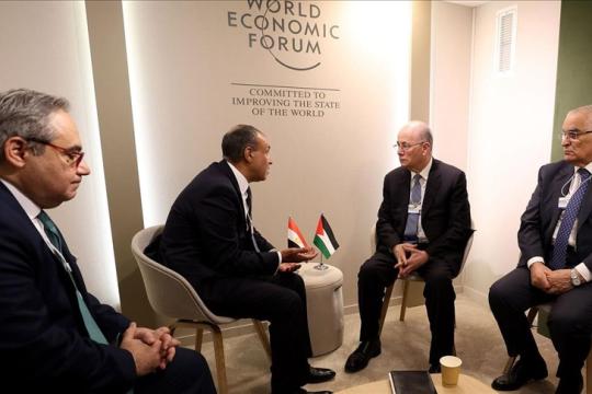 مصطفى وعبد العاطي يبحثان في دافوس تثبيت وقف إطلاق النار وتسريع إدخال المساعدات إلى غزة