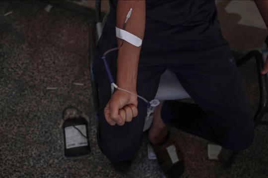 حملة "دمنا واحد".. نقل 4 آلاف وحدة دم من الضفة إلى غزة