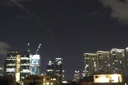 إعلام عبري: صاروخ إيراني برأس انشطاري يستهدف تل أبيب الكبرى