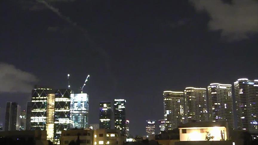 صفارات الإنذار تدوي في وسط إسرائيل وانفجارات تهز تل أبيب مع محاولة الدفاعات الجوية اعتراض الصاروخ.