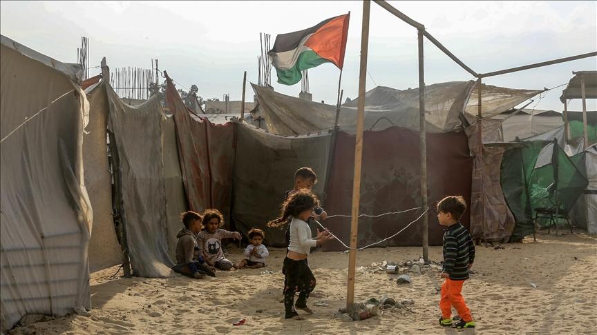 المخيمات تغرق بالأمطار والمنخفض الجوي يفاقم مأساة آلاف الأسر وسط قيود إسرائيلية على دخول المساعدات