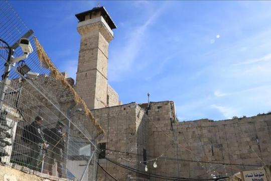 الأوقاف الفلسطينية: إسرائيل تغلق المسجد الإبراهيمي مرارًا وتضيّق على موظفيه