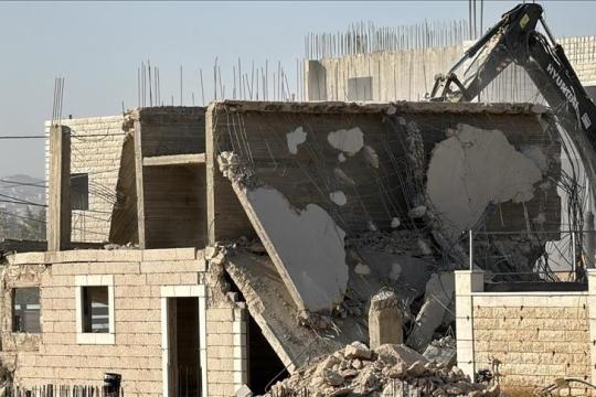 الجيش الإسرائيلي يهدم منزلين ومنشأة زراعية في قرية بدرس بالضفة الغربية