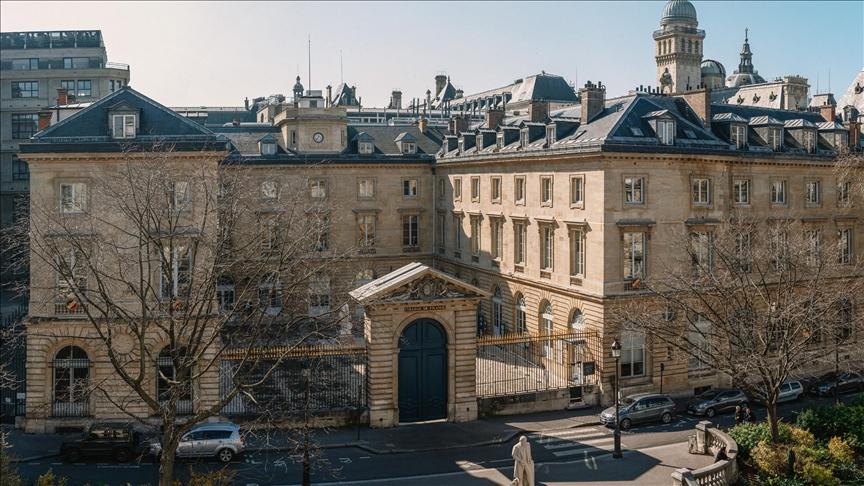 مركز الدراسات العربية والبحوث السياسية في باريس يعترض على القرار ويصفه بأنه تدخل سياسي في المجال الأكاديمي