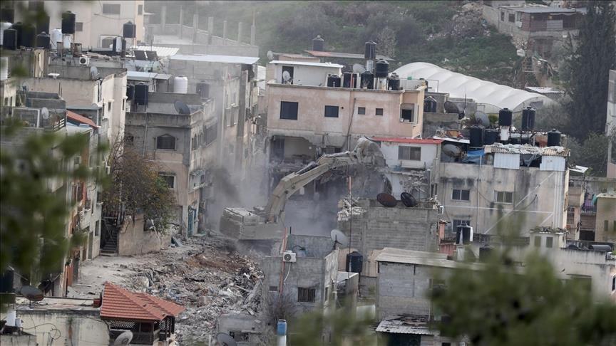 قوات إسرائيلية تنفذ عمليات هدم بدعوى البناء دون ترخيص وتعتدي على شبان وتصادر مركبات في مناطق متفرقة