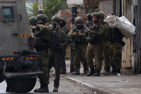إصابة شاب برصاص الجيش الإسرائيلي واعتداء مستوطنين على امرأة وابنتها بالضفة الغربية