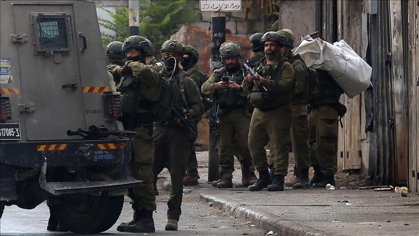 إصابة شاب برصاص الجيش الإسرائيلي واعتداء مستوطنين على امرأة وابنتها بالضفة الغربية