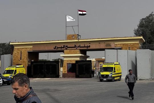 مصر تستقبل أول دفعة من جرحى غزة مع بدء التشغيل المحدود لمعبر رفح من الجانب الفلسطيني