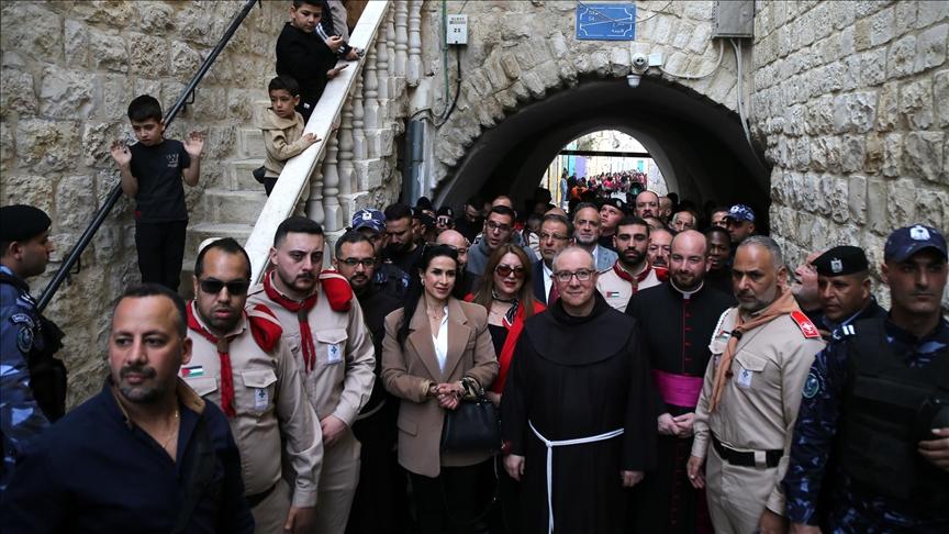 حارس الأراضي المقدسة يدعو من بيت لحم إلى وقف الحرب وإحلال السلام في فلسطين