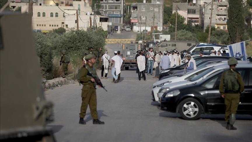 اعتقال شاب من جنين وشقيقين من عطارة ومواطنة من نابلس واحتجاز العشرات خلال مداهمات متزامنة