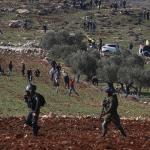 الجيش الإسرائيلي والمستوطنون يهاجمون مزارعين فلسطينيين خلال موسم قطف الزيتون في الضفة الغربية