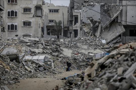 انهيار مبنى آيل للسقوط في جباليا شمال غزة بعد قصف سابق