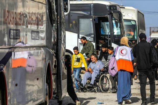 الهلال الأحمر الفلسطيني يسهل خروج 47 شخصًا من غزة عبر معبر رفح ضمن الدفعة الثامنة