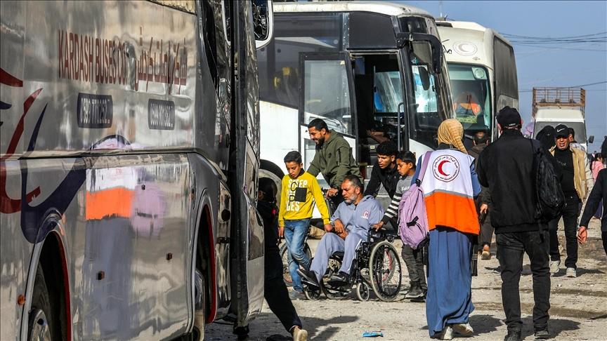 المغادرون بينهم 17 مريضًا و30 مرافقًا في ظل قيود إسرائيلية مشددة على المعبر الحدودي