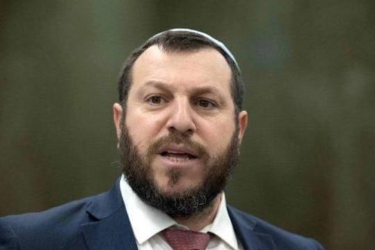 وزير إسرائيلي يدعو لاعتقال صحفي سرّب مقطعًا يوثّق تعذيب جنود لأسير فلسطيني