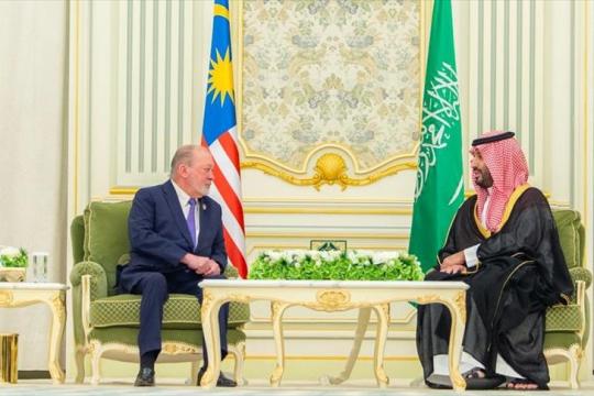 ولي العهد السعودي يبحث مع ملك ماليزيا تعزيز العلاقات والتعاون المشترك