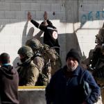 إصابة فلسطيني واعتقال آخر خلال اقتحامات إسرائيلية في الضفة الغربية