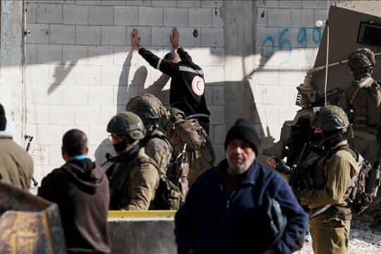 إصابة فلسطيني واعتقال آخر خلال اقتحامات إسرائيلية في الضفة الغربية