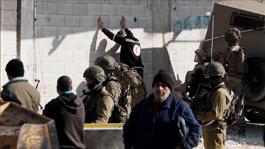 الجيش الإسرائيلي ينفذ مداهمات واسعة تشمل مخيمات وقرى وسط وجنوب الضفة