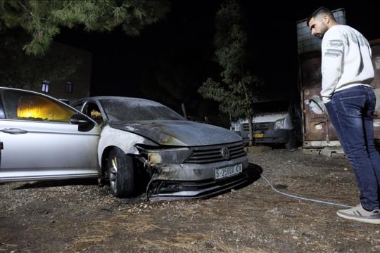 مستوطنون يجددون اعتداءاتهم في الضفة الغربية ويستهدفون منازل وممتلكات فلسطينية