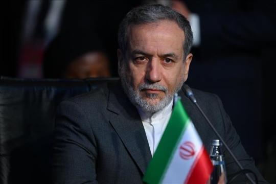 وزير الخارجية الإيراني يصل عُمان للمشاركة في مفاوضات نووية مع الولايات المتحدة