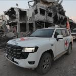 إسرائيل تتسلم رفات ثلاثة رهائن إسرائيليين من غزة وتبدأ عملية التعرف على هوياتهم