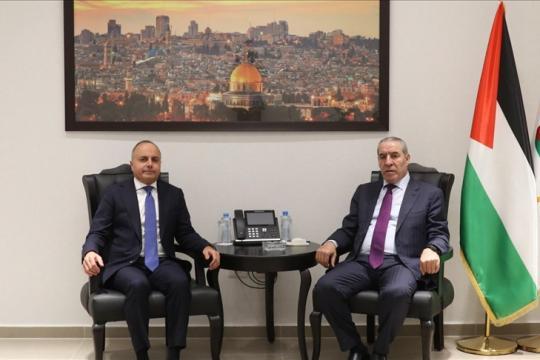 حسين الشيخ يبحث مع السفير المصري التنسيق حول معبر رفح وتطبيق خطة ترامب بشأن غزة