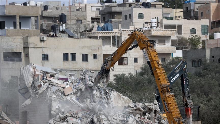 تشريد عائلات فلسطينية واقتلاع عشرات أشجار الزيتون بذريعة البناء دون ترخيص