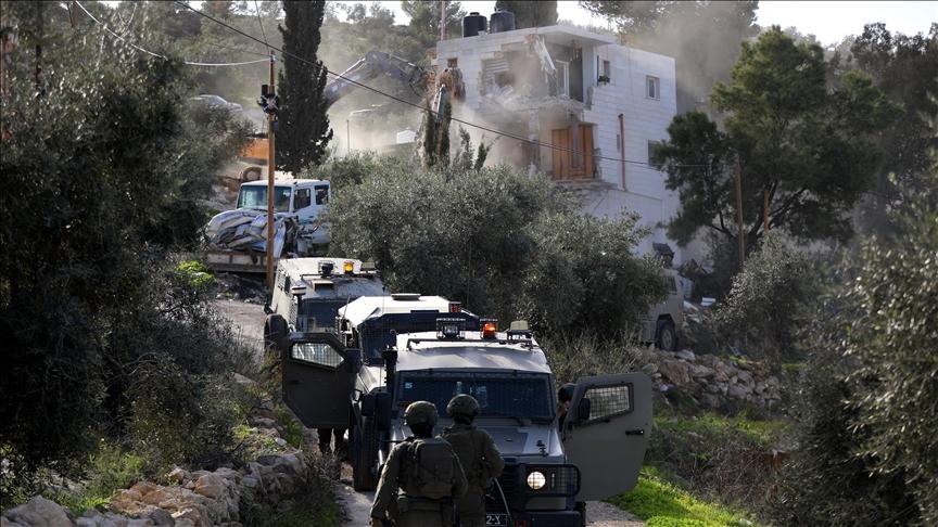 الجيش الإسرائيلي يهدم منزلًا يؤوي 18 فردًا ويقمع الأهالي بالغاز والضرب
