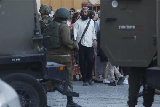 مستوطن يدهس متضامنًا أجنبيًا قرب رام الله واقتحامات متصاعدة في الخليل وبيت لحم