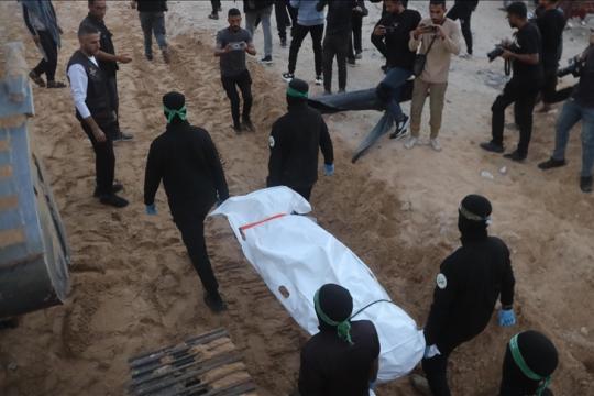 كتائب القسام تنتشل جثتي أسيرين إسرائيليين وسط تصعيد إسرائيلي في غزة