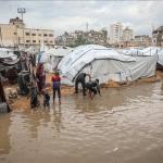 نداءات استغاثة من نازحي غزة بعد غرق مئات الخيام بمياه الأمطار